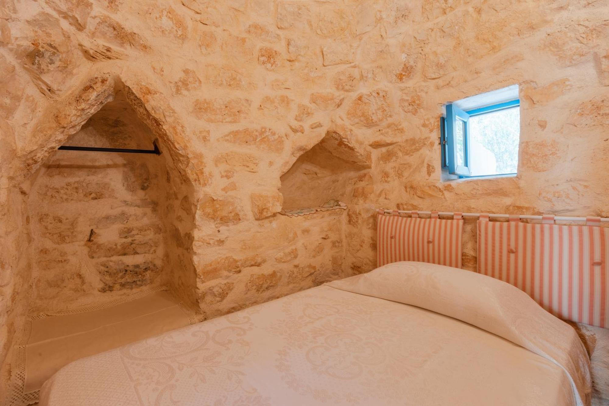 Trullo Tarantini Con Piscina Privata Lägenhet Latiano Exteriör bild
