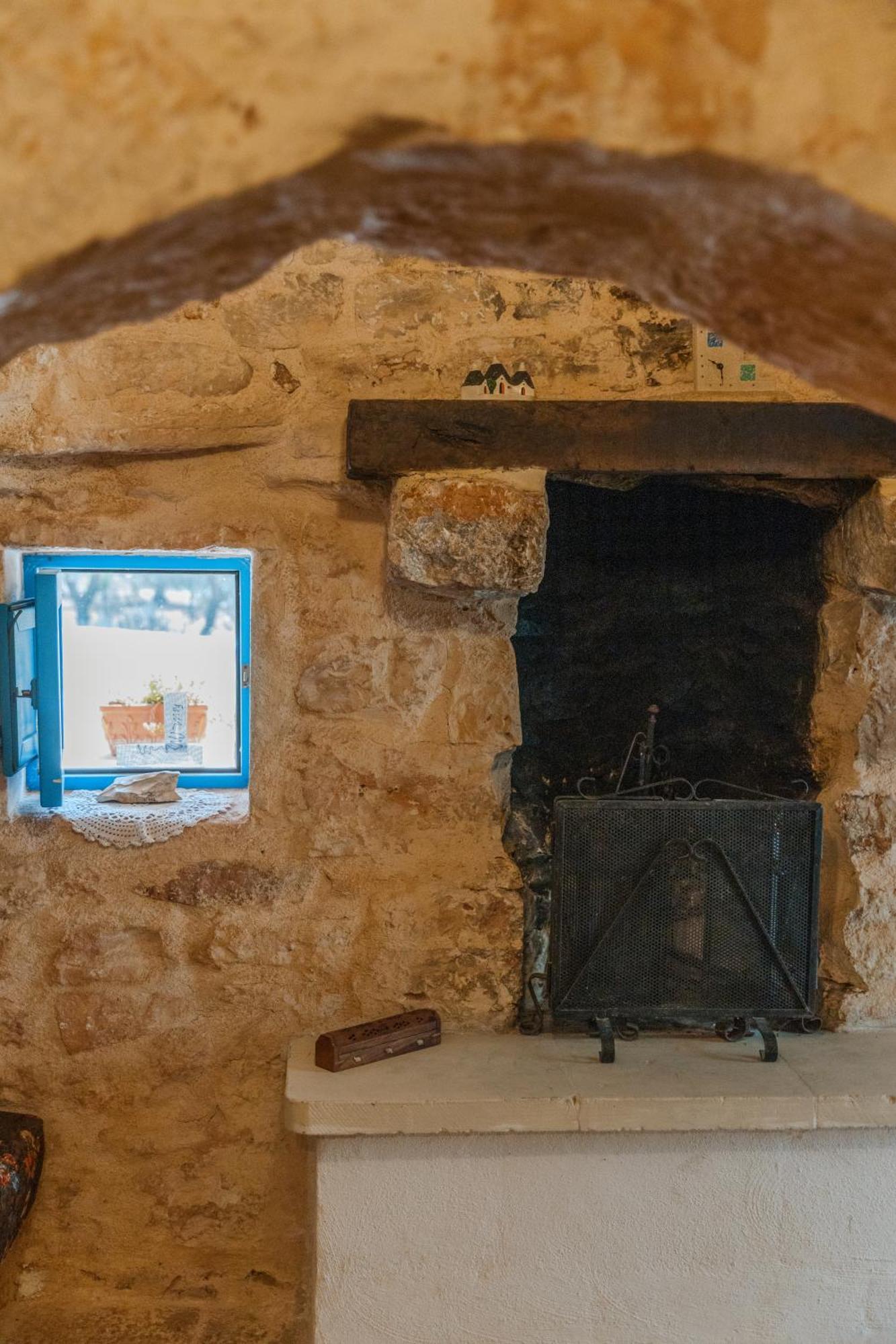 Trullo Tarantini Con Piscina Privata Lägenhet Latiano Exteriör bild