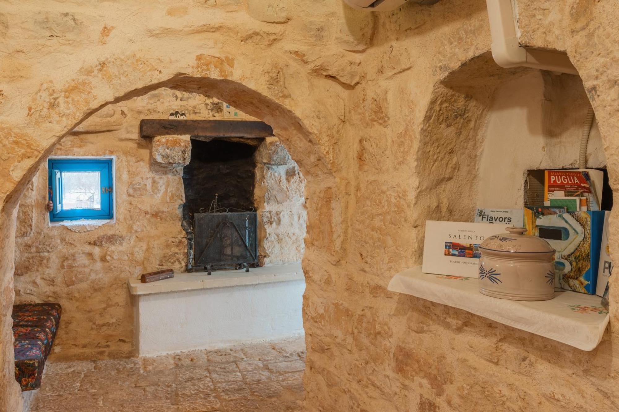 Trullo Tarantini Con Piscina Privata Lägenhet Latiano Exteriör bild